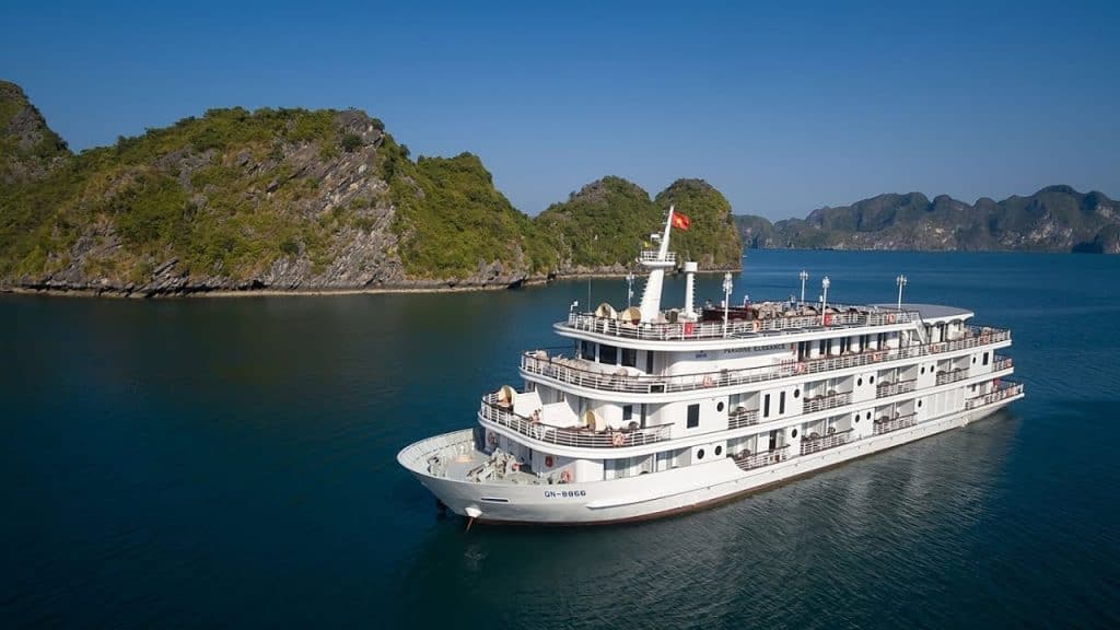A scenic Halong Bay cruise with Au Co