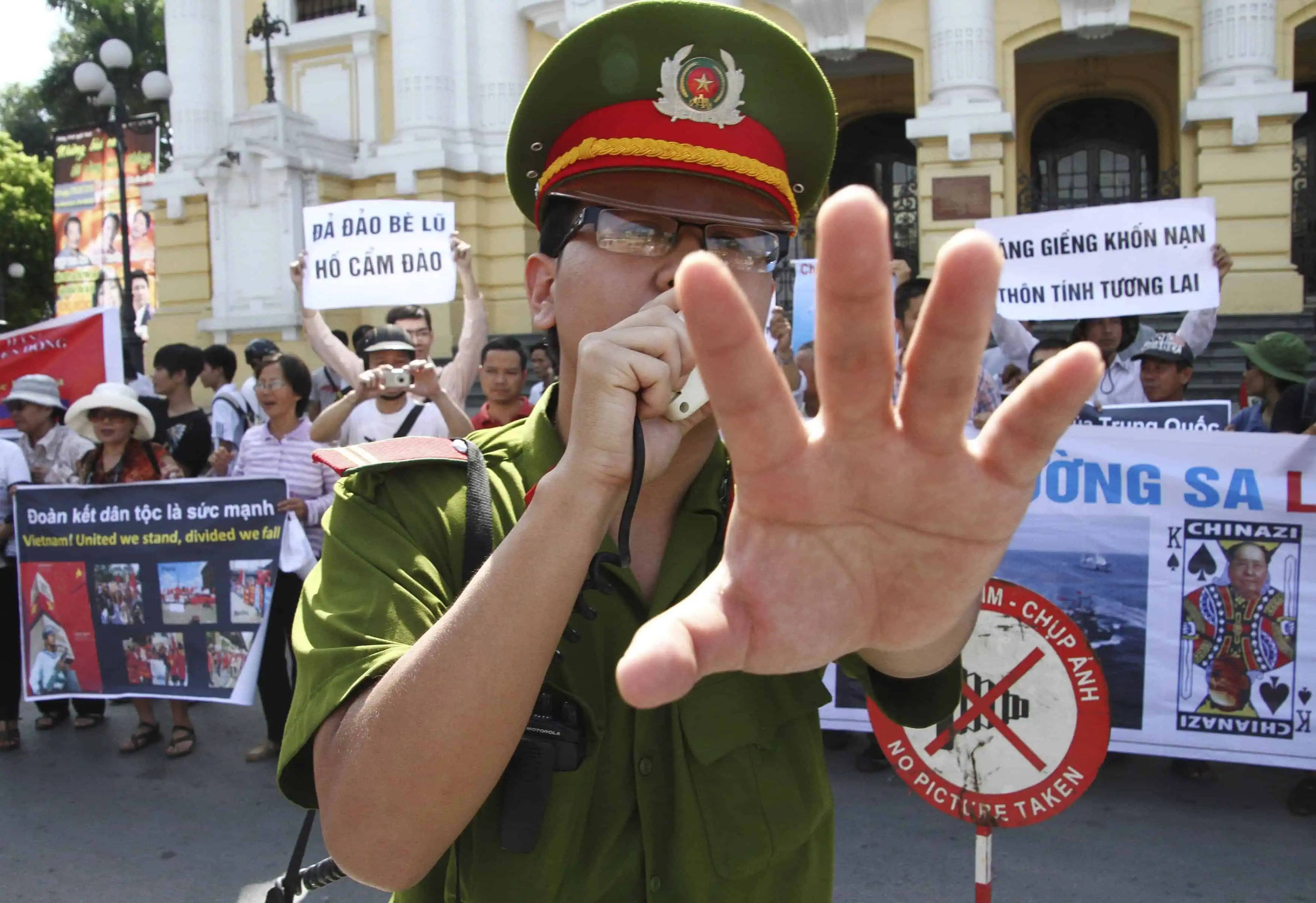 Vietnam police